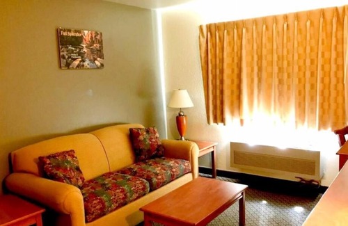 Kellogg House | Superb Location, Affordable Stay! 2 Great Units, Pool and Tub, Gym, Breakfast!