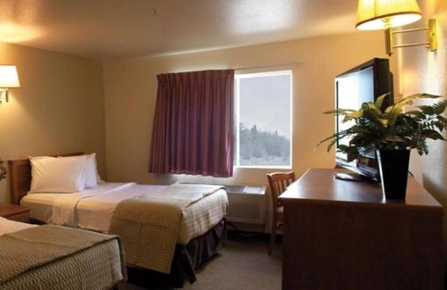 Kellogg House | Superb Location, Affordable Stay! 2 Great Units, Pool and Tub, Gym, Breakfast!