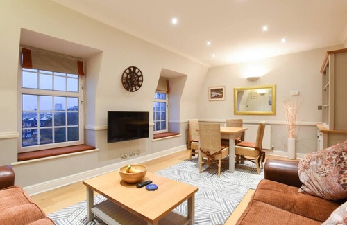 Old Portsmouth Condo | Superb location 1bedroom apt sleeps 4 w/Parking!