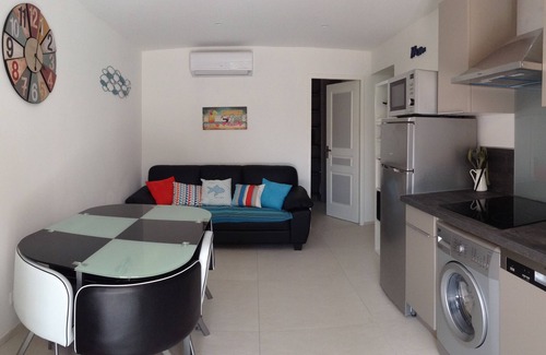 Le Brusc Apartment | Superb low-rise villa on garden level in Six Fours, Le Brusc, within walking distance of.