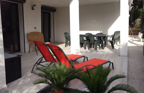 Le Brusc Apartment | Superb low-rise villa on garden level in Six Fours, Le Brusc, within walking distance of.