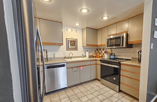 North Park City Condo | Superb, mountain-view condo with Pack-N-Play, full kitchen, TV, & washer/dryer