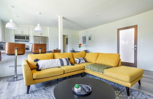 Redondo Beach Apartment | Superb Redondo Beach 2BR, nr Dining & 1 Block to Beach, by Blueground