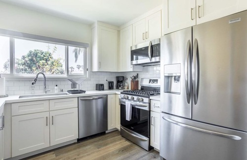 Redondo Beach Apartment | Superb Redondo Beach 2BR, nr Dining & 1 Block to Beach, by Blueground