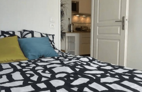 Arcueil Bed & Breakfast | Superb room with terrace, close to metro and RER