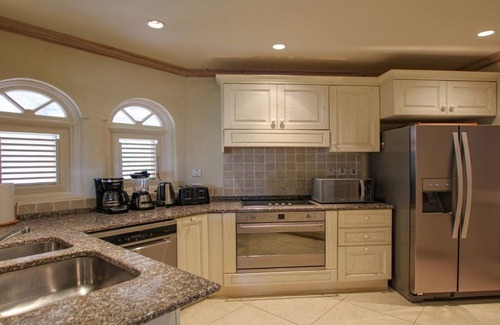 Mount Standfast Apartment | Superb Sugar Hill Apartment With Access To The Gym & Pool Plus The Beach Facilty