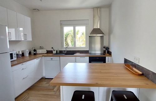 Sanary-sur-Mer Apartment | Superb T3 at the top of the villa, air conditioning and parking.