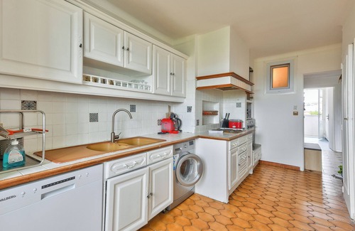 Saint-Pierre Apartment | Superb T3 with balcony near La Timone metro station