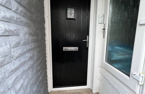 Ammanford Apartment | Superb Three Bed Garnant Flat!