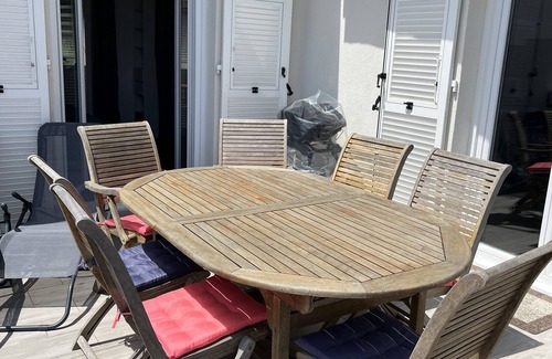 Saint-Laurent-du-Var Apartment | Superb upstairs villa with private garden and parking.