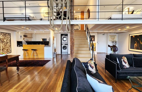 Rushcutters Bay Apartment | Superb Warehouse Conversion - 2 Bedrooms | 1.5 Bathrooms | Parking