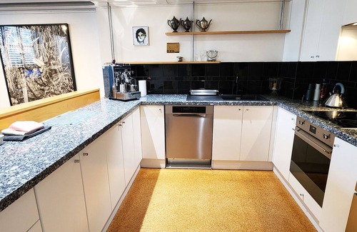 Rushcutters Bay Apartment | Superb Warehouse Conversion - 2 Bedrooms | 1.5 Bathrooms | Parking