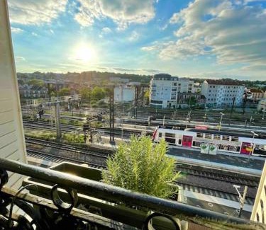 Juvisy-sur-Orge Apartment | Superbe Appart entier au pied de la Gare RER, à 15 min de Paris & Orly