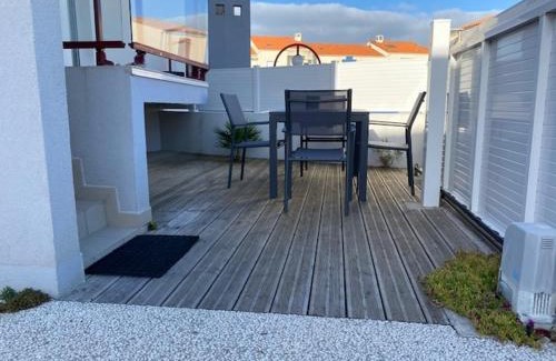 La Chaume Apartment | Superbe appartement à La Chaume, proche mer, avec balcon, terrasse, parking et coin nuit - FR-1-422-33