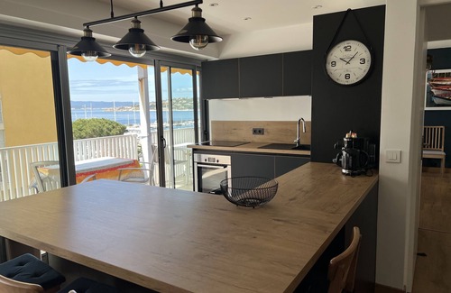 Sainte-Maxime City Centre Apartment | Superbe Appartement, Vue Mer, Climatisation, au Calme, Classé 5