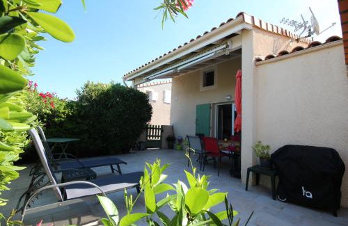 Portiragnes Villa | Superbe villa climatisée, vue réserve naturelle, 7 couchages 3 chambres belle terrasse piscine commune parking dans résidence sécurisée 200m de la plage LRMA52