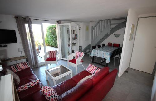 Portiragnes Villa | Superbe villa climatisée, vue réserve naturelle, 7 couchages 3 chambres belle terrasse piscine commune parking dans résidence sécurisée 200m de la plage LRMA52