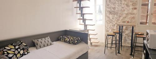 Antibes Old Town Apartment | Superbement rénové studio duplex Vieil Antibes