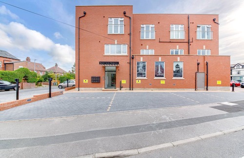 Roundhay Apartment | Superior Compact Studio Close to Amenities