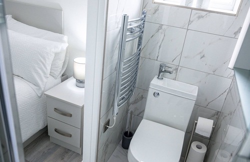 Roundhay Apartment | Superior Compact Studio Close to Amenities
