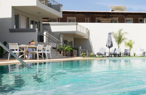 Stavromenos Apartment | Superior family apartment w/pool dining area