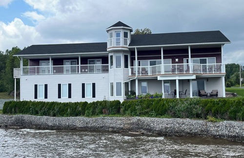 Timiskaming District Apartment | Superior King Suite - Private Entrance - Lakeview