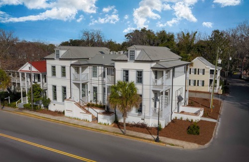 The Point Apartment | Superior King Room at The Emerald