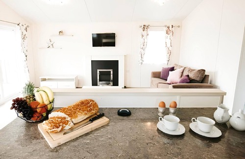 Bridlington Cottage | Superior Lodge - L5 - a superior lodge 2 that sleeps 6 guests in 3 bedrooms