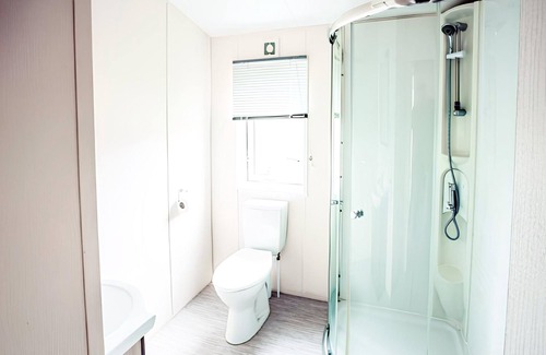 Bridlington Cottage | Superior Lodge - L5 - a superior lodge 2 that sleeps 6 guests in 3 bedrooms