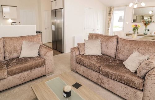 Rhyd-y-foel Cottage | SUPERIOR LODGE (NUMBER 22), family friendly, with hot tub in Abergele