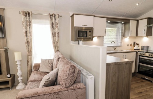 Rhyd-y-foel Cottage | SUPERIOR LODGE (NUMBER 22), family friendly, with hot tub in Abergele