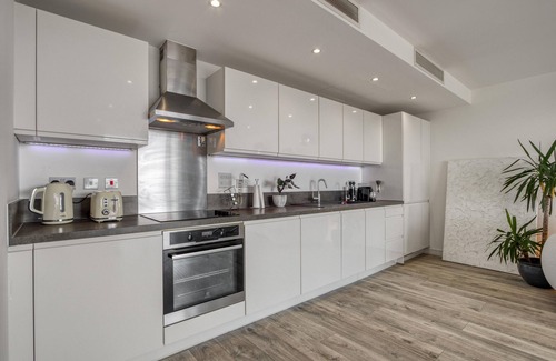 Syon Apartment | Superior Luxury 2BD|2BA w Spectacular View