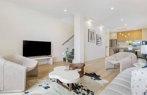 Auckland Central Business District House | Superior Parkview Three-Bedroom House with garage Unit 47