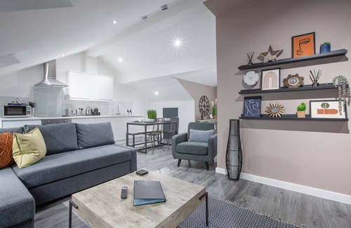 North Shore Apartment | Superior Penthouse, Central Location, Sleeps 6