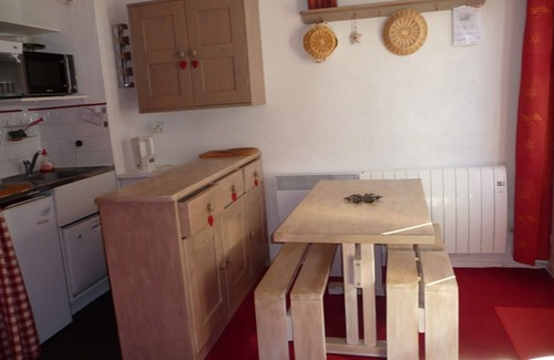 Prapoutel Apartment | Superior studio cabin near slopes, sleeps 4, south balcony, ski locker