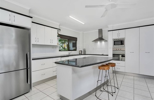 Trinity Beach Apartment | Superior Seaview 3 bedroom Apartment With Seaview's