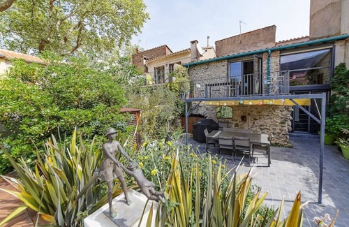 Ceret House | Superlative old town property with pool & bar room
