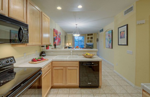 Superstition Lakes Condo | Superstition Lakes 1st Floor Condo: Lake & Sunrise Views, Gated Comm Heated POOL/SPA, Walk to Mall