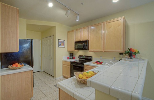 Superstition Lakes Condo | Superstition Lakes 1st Floor Condo: Lake & Sunrise Views, Gated Comm Heated POOL/SPA, Walk to Mall