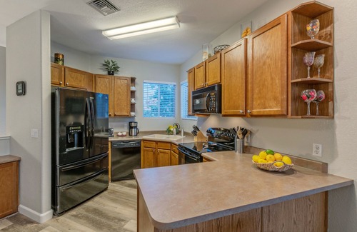 Superstition Lakes Condo | Superstition Lakes Condo, A+ Golf View, Comm Htd POOL & SPA; Walk to Mall & Theater