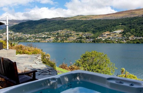 Kelvin Heights Villa | Supreme Lakefront - private lakefront villa