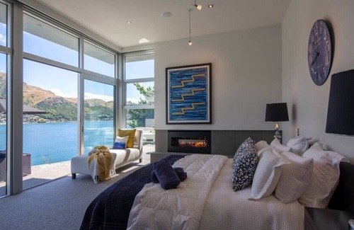 Kelvin Heights Villa | Supreme Lakefront - private lakefront villa