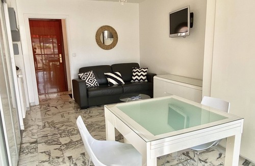 French Riviera Apartment | Sur la côte d’Azur, ce logement est idéalement situé