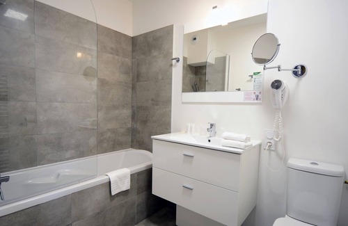 Saint - Aubin - Dupuy Apartment | Sur la Rue Colombette ! Suite équipée