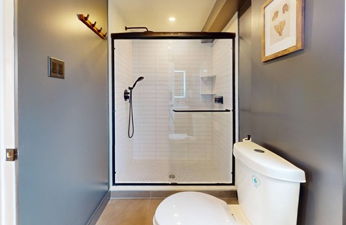 North End Hotel | Surf Club - King Bed, 2 Mins to OC Beach & POOL