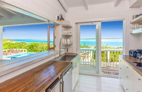 Hartswell House | Surf House: 4BR Beachfront w/pool