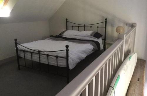 Shorwell House | Surf Shack 1-Bed Cottage Sleeps 2 Pet Friendly
