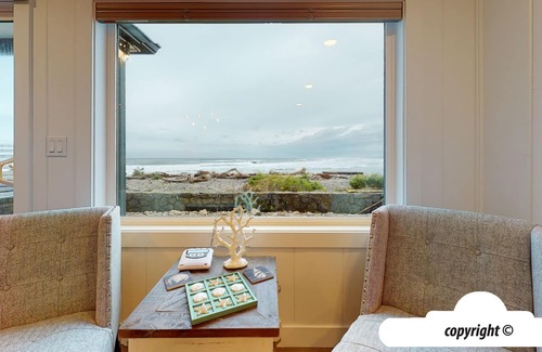 Seaside House | SURF SHACK at Seaside Beach- OCEAN FRONT - HOT TUB