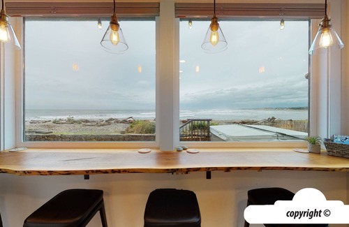 Seaside House | SURF SHACK at Seaside Beach- OCEAN FRONT - HOT TUB
