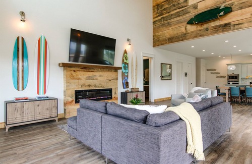Glenwood House | Surf Shack on the Caddo: Sleeps 16 + Insta-Worthy!